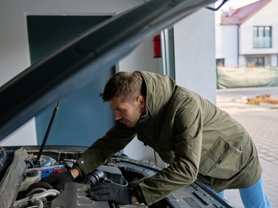 Chcesz zaoszczędzić? Te 6 samodzielnych napraw może słono kosztować