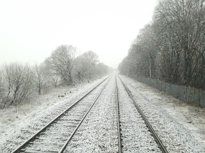 Awaria pociągu IC BOLKO 6202. Skład utknął w terenie, pasażerowie czekają na wznowienie jazdy