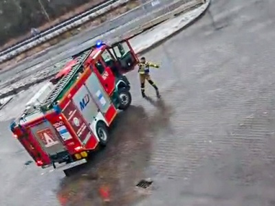 Niebezpieczny wyjazd z JRG. Plac zamienił się w lodowisko