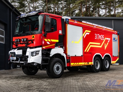 Nowe ciężkie wozy trafiły do warszawskiej straży pożarnej