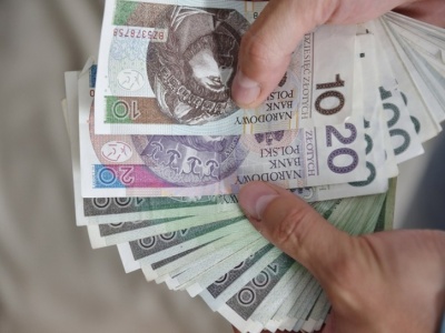 ​Prawie tysiąc złotych dodatku do pensji w lutym. Kto może liczyć na taką premię?