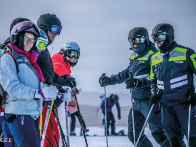 „Kręci mnie bezpieczeństwo w zimie”. Policja przypomina zasady bezpiecznych ferii w Polsce