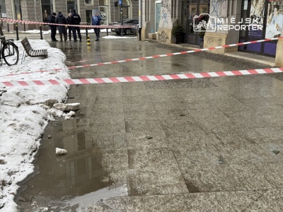 Dachówka spadła na głowę starszego mężczyzny w centrum Warszawy