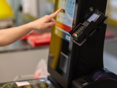 Kasy samoobsługowe zabierają pracę. Są niepokojące dane