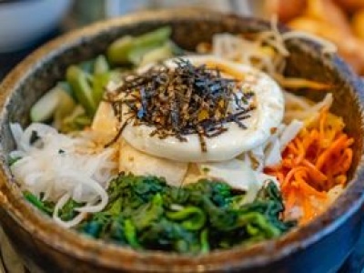 Ten koreański specjał zdobywa coraz więcej serc. Czym właściwie jest bibimbap?