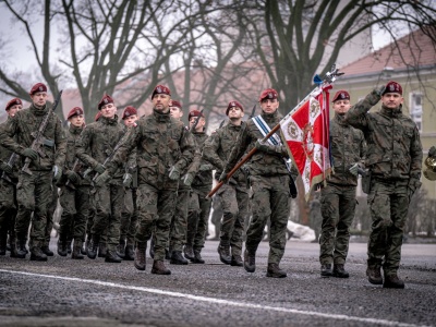 Przysięga żołnierzy w krakowskim batalionie powietrznodesantowym. „Od dziś jesteśmy częścią żołnierskiej rodziny”