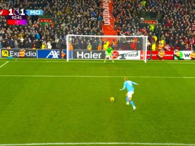 93. minuta meczu z Liverpoolem. Haaland podchodzi do rzutu karnego