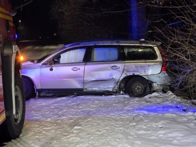 Sunął ze wzniesienia po oblodzonej nawierzchni. Doprowadził do zderzenia trzech aut