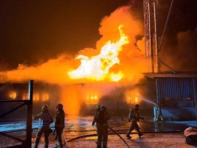 Płonie hala ze zbożem w Cieninie Zabornym. Strażacy walczą z ogniem