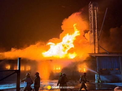 Groźny pożar koło Słupcy. Płonie magazyn ze zbożem