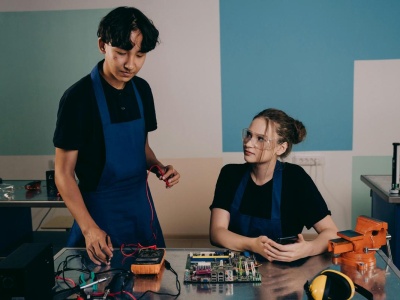 Drugie życie przedmiotów: Rozwój kawiarenek naprawczych w Poznaniu