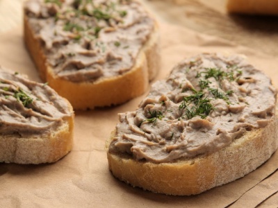 Ta pasta kanapkowa jest tania, zdrowa i gotowa w 10 minut. Wystarczy 5 składników