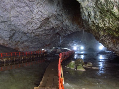 Historia Europy zapisana w lodowcu. Kolos skrywa się w głębi tej zimowej jaskini