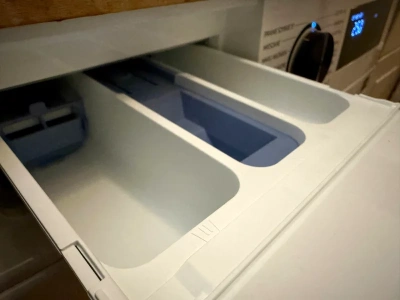 Twoje pranie znów jest szare? Ta mała klapka w pralce decyduje o wszystkim