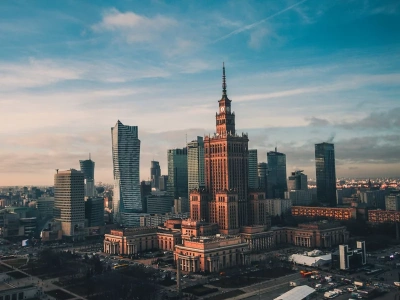 Utrudnienia na drugiej linii metra. Na stacjach ustawiono wiadra