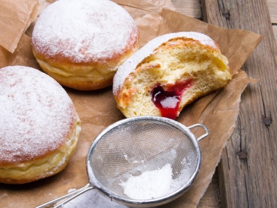 Co zrobić z olejem po smażeniu pączków? Połowa Polaków popełnia błąd