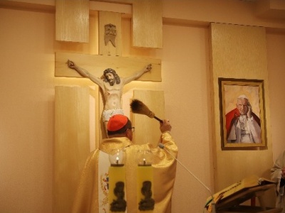 Nowa kaplica w szpitalu Jana Pawła II otwarta. Poświęcił ją kard. Grzegorz Ryś