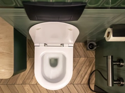 Wlej pół szklanki do toalety przed snem. Rano zator znika sam – będziesz w szoku