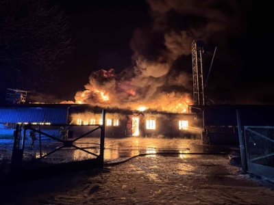 Pożar magazynu zbożowo-paszowego. 16 zastępów straży pożarnej