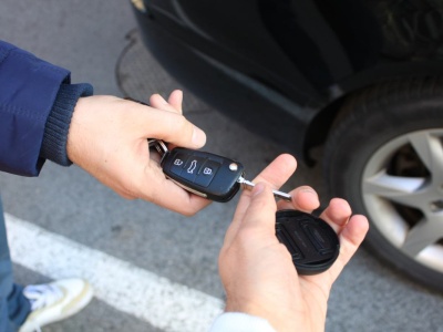 Kupujesz samochód? Lepiej nie mów tego sprzedawcy. To może podnieść cenę auta