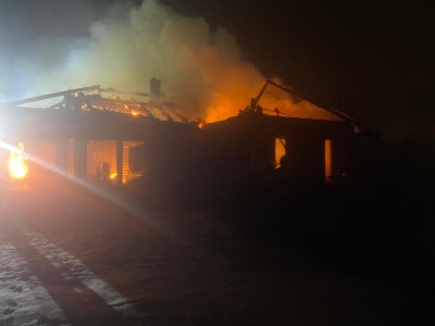 Nocny pożar domu jednorodzinnego w Gaszynie. W akcji 14 zastępów straży pożarnej