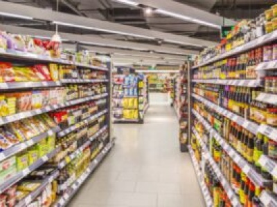 Cena na półce jest wiążąca. Jak odzyskać pieniądze, gdy kasjer odmawia