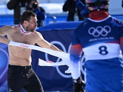 Zdobył złoto i zrobił show! Mistrz olimpijski zaczął rozbierać się przed kamerami