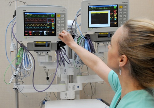 12 910 zł zł dla lekarzy, 11 485 zł dla pielęgniarek. 1 lipca podwyżki medyków