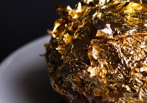 Znane cukiernie znów kuszą pączkiem ze złotem. W każdym lokalu nagroda ukryta w jednym pączku