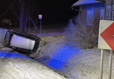 DK75. Wypadł z drogi i uderzył w betonowy przepust