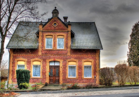 Ocieplanie takiego domu może być kosztownym błędem. Polacy robią to jednak masowo