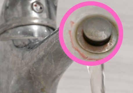 Masz taki osad w łazience? To nie pleśń ani brud. Może być bardzo groźny