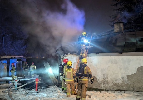 Nocny pożar domu. Z ogniem walczyło siedem zastępów straży