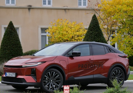 Nowy SUV Toyoty wjeżdża do Polski. Od razu w promocyjnej cenie. C-HR dostał plusa