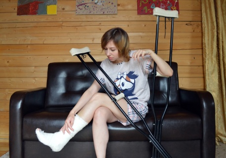 Poślizgnąłeś się i złamałeś nogę w drodze do pracy? Możesz otrzymać 100 proc. zasiłku chorobowego