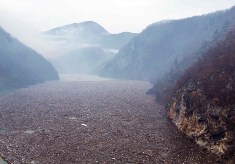 Rzeka zmieniła się w jedno wielkie wysypisko. Czegoś takiego jeszcze nie widziałeś!