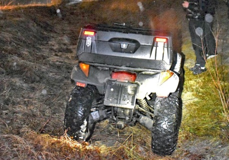 Czterech nastolatków jednym quadem uciekało przed policją. Staranowali radiowóz