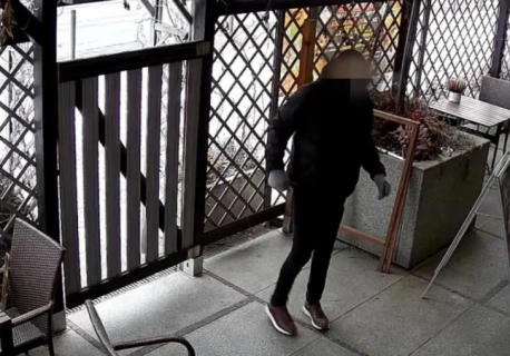 Seryjny włamywacz w rękach policji. Ukradł pieniądze i tasak z restauracji