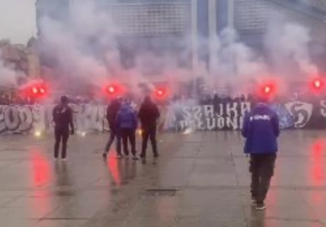 Kibole Ruchu Chorzów odpalili race i skandowali wulgarne hasła na rynku w Katowicach. Policja była obecna, ale nie interweniowała