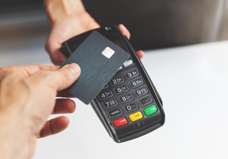 Płacisz kartą za granicą? Nie popełnij tego błędu