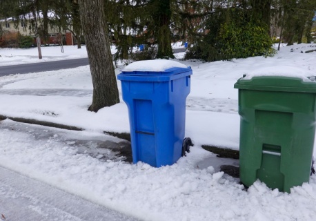 Niebieskie i żółte pojemniki do przemalowania. Inaczej śmieci zostaną pod domem