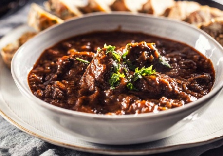 Gulasz wołowy w korzennej odsłonie. Połączenie tych smaków zachwyca