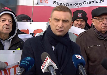 Zarzuty dla Roberta Bąkiewicza po wystąpieniu na wiecu w Warszawie