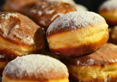 Kiedyś były słoną przekąską? Tego możesz nie wiedzieć o pączkach