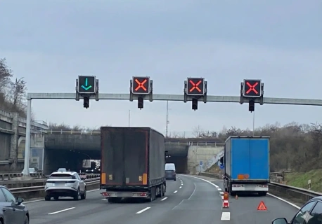 Kilkaset kar za przejazd po zamkniętych pasach, obok zepsutego zestawu z ADR-em