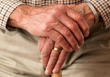 Seniorka leżała kilkanaście godzin na podłodze. Musiała interweniować policja