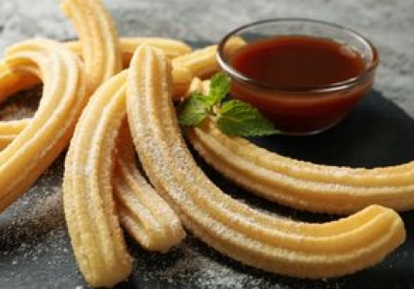 Hitowych churrosów nie smażę w głębokim tłuszczu. Do maczania robię słodki i zdrowy sosik