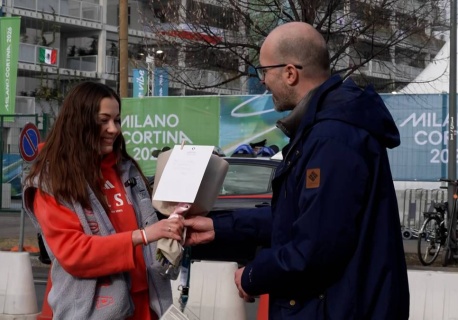 Dziennikarz Polsatu Sport wręczył polskiej olimpijce kwiaty od przyjaciółki. Nie mogła ukryć łez!