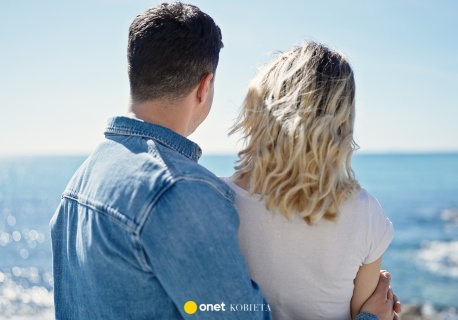 Ma romans z mężczyzną o 21 lat młodszym od niej. 