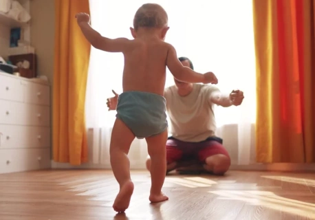 Coraz więcej ojców bierze urlop rodzicielski. ZUS pokazuje zmianę trendu